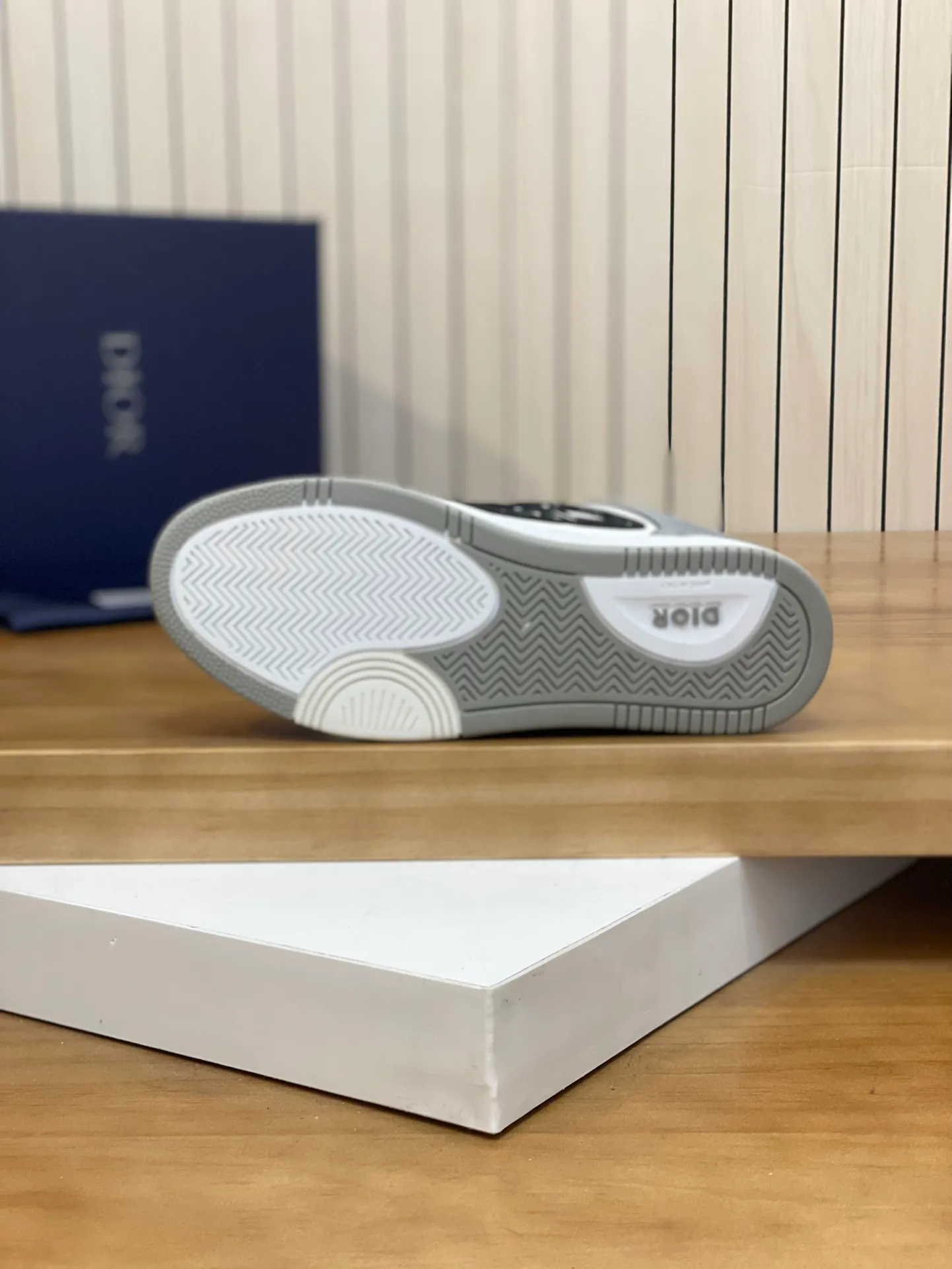 Men's shoes: 💰P440¥ Product trademark: Dior* "Dior*" high-top casual shoes Regular size: 38-44 (can be customized to 45.46) Product materials: Upper imported cowhide stitched with original fabric, breathable lining, original outsole. Number: 1006